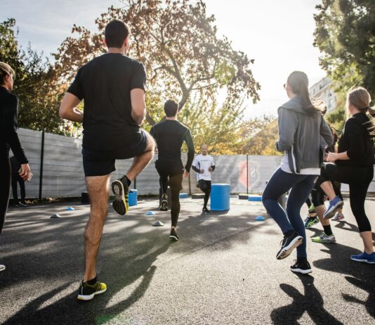 유산소 운동과 근력 운동으로 체중 감량 성공하기 man in black t-shirt and black shorts running on road during daytime