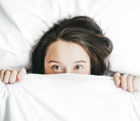 **잠이 안 오는 밤, 스마트폰 때문일지도 모른다 woman covering her face with blanket