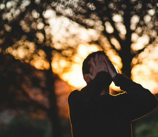 별일 없는데도 우울하고 무기력하다면? man wearing black long-sleeved shirt
