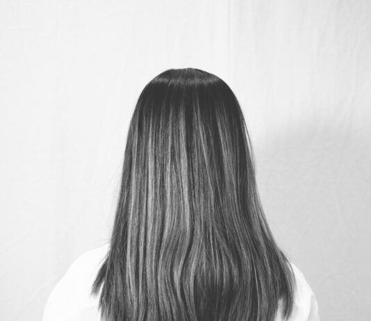 흰머리, 유전만 탓할 수 없다…생활습관이 만든 조기 백발의 진실 woman in white long sleeve shirt