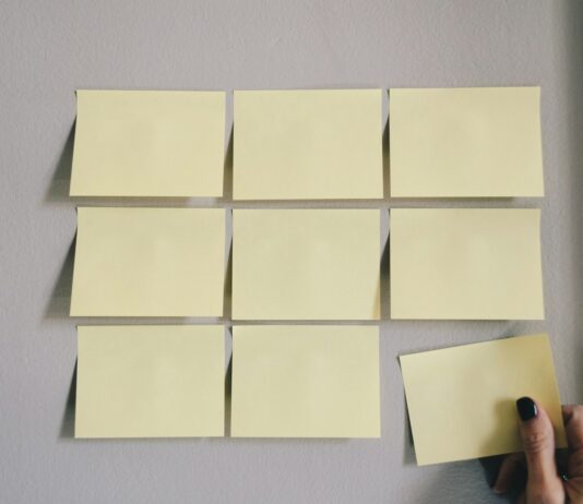 생각을 멈추고 싶은데, 머릿속이 계속 돌아가요. six white sticky notes