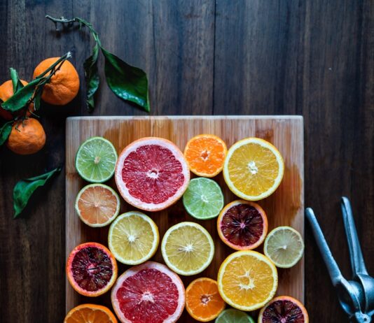 나에게 꼭 맞는 영양제 찾기…MZ세대의 ‘큐레이션 건강관리’ 시대 assorted sliced citrus fruits on brown wooden chopping board