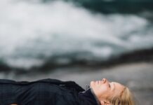 “늘 피곤한데 병원에선 이상 없다?”…만성 피로, 진짜 원인은 ‘회복 부족’ woman in black zip-up jacket leaning on large log at daytime