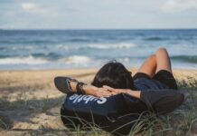 “주말만 되면 더 피곤해지는 이유”…과도한 ‘휴식’이 피로를 만든다 woman lying on grass front of sea at daytime