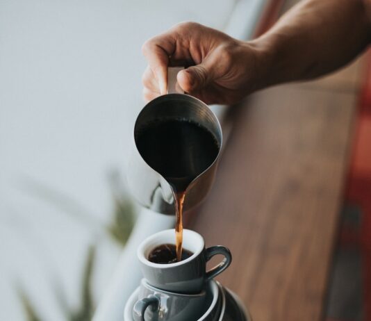 커피 대신 마테·히비스커스? 카페인 대체 열풍 person holding gray stainless steel pitcher bside window