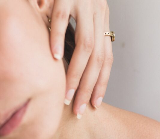 밤샘 후 붓기와 피로를 푸는 아침 루틴 woman wearing black scoop neck top