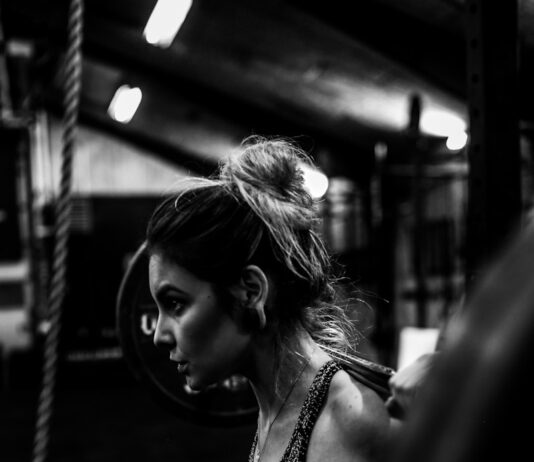“아무리 운동해도 체지방이 안 줄어요”… 몸이 ‘지방 연소 모드’로 바뀌는 조건 greyscale photo of woman in bralette inside room