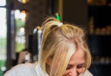 “주말마다 폭식해요”… 평일 다이어트를 망치는 ‘주말 루틴’ 바꾸는 법 woman eating burger