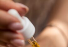 “피부가 점점 얇아지는 느낌”… 갱년기 여성, 피부 장벽부터 지켜야 합니다 person holding dropper