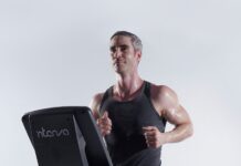 “땀은 많이 흘렸는데 왜 살은 안 빠졌지?”…초여름 땀은 착각일 수 있다 a man on a treadmill with a laptop