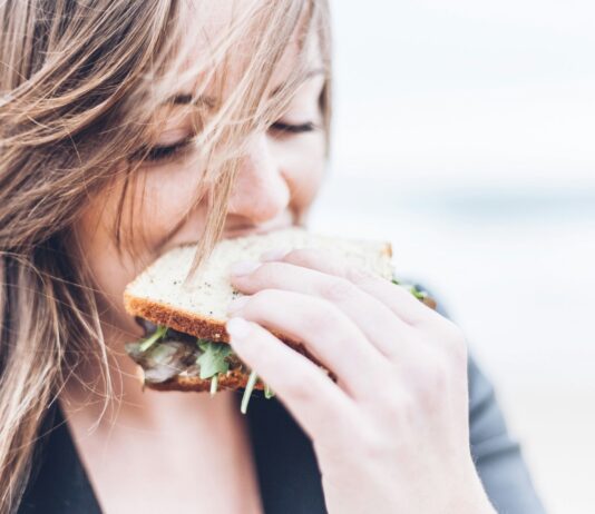 “밥 잘 먹고 있는데도 항상 허기진 느낌”…진짜 문제는 식사 ‘속도’ woman eating sandwich