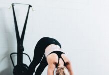 운동이 싫은 사람에게도 가능한 루틴이 있어요 woman in black sports bra and blue denim jeans doing yoga