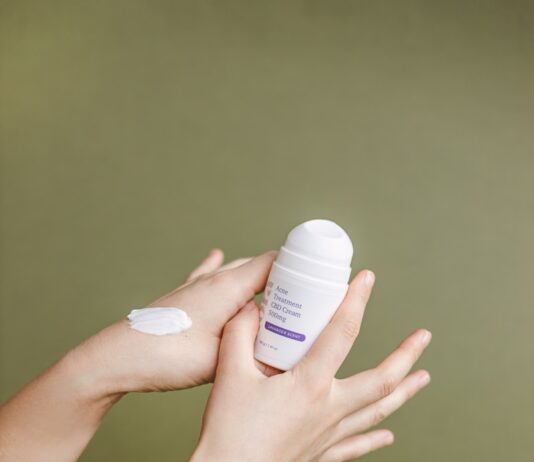 “요즘 따라 몸에서 냄새가 나는 것 같아요”… 여름철 체취, 땀 때문이 아닙니다 person holding white plastic bottle