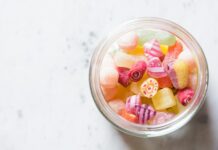 “피부만 봐도 식습관이 보인다”… 당 섭취 줄이면 생기는 진짜 변화 assorted-color candies on container