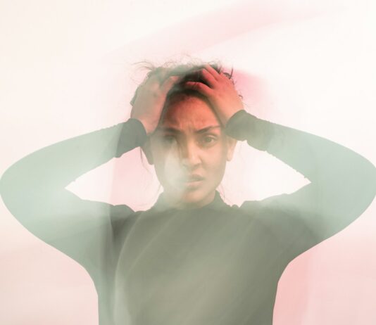 MZ세대, 불안장애와 함께 사는 법 woman in gray turtleneck long sleeve shirt