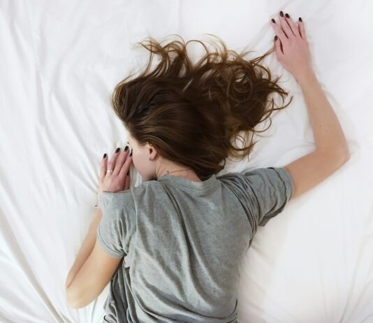 “아무것도 안 했는데 피곤해”…MZ세대의 번아웃, 자가 진단과 회복법 woman laying on bed