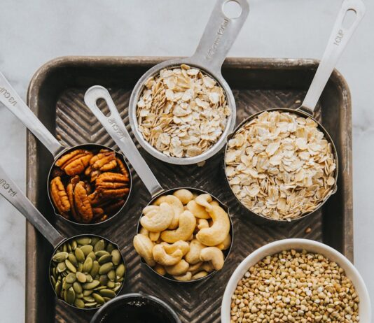 2030세대의 식탁에선 ‘비건’과 ‘글루텐프리’가 기본이 된다 bowl of spices