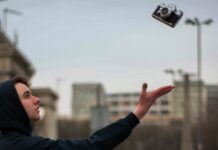 “언택트 시대, ‘집콕’으로 악화되는 고립감에 대처하는 법” selective focus photography of man reaching for black bridge camera