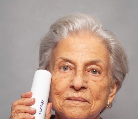 “다크서클과 눈가 잔주름, 원인은 한 가지가 아닙니다” woman in purple crew-neck top