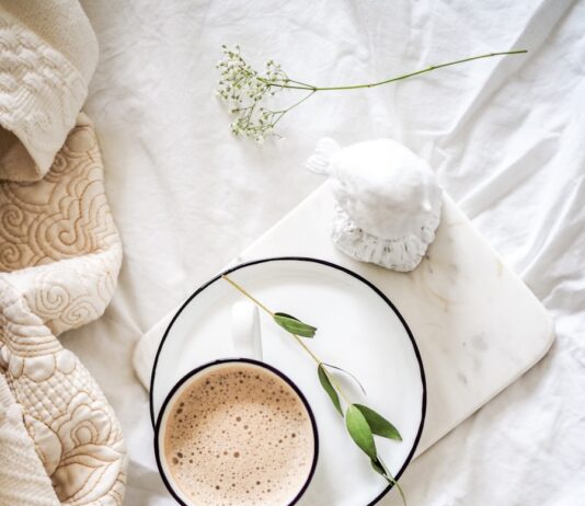 2030세대, 건강한 ‘소화’에 집착하다…위·장 케어 열풍 white teacup filled with coffee