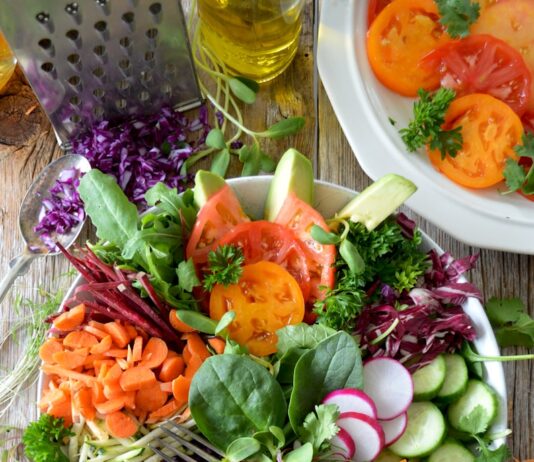 커피값보다 싸다? 실속 건강 구독 루틴 close-up photo of vegetable salad