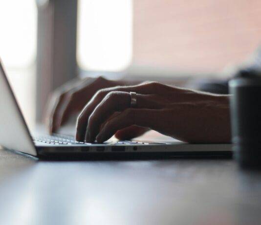 2030세대, ‘정신건강 앱’에 몰린다…디지털 테라피의 시대 person using laptop