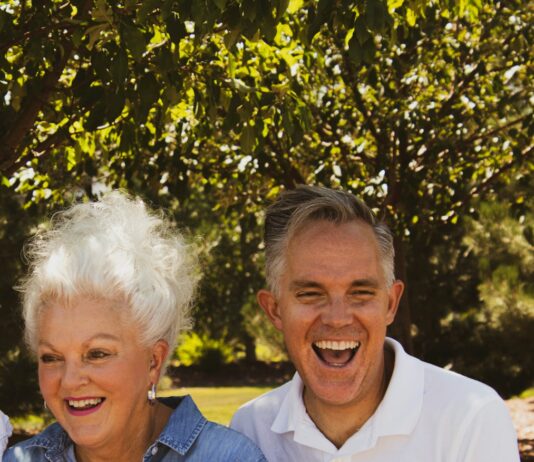 “몸무게는 줄었는데 피부는 왜 푸석할까?”… 다이어트 후 ‘노화’ 막는 법 man wearing white polo shirt