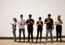 스마트폰 손목통증, ‘스마트폰 거북목’을 뛰어넘어 스마트폰 수근… group of people standing on brown floor