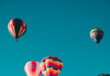웰니스 여행에 빠진 MZ세대…휴식도 ‘힐링 중심’ assorted hot air balloons flying at high altitude during daytime