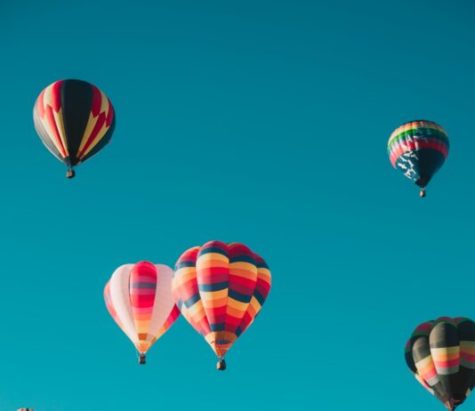 웰니스 여행에 빠진 MZ세대…휴식도 ‘힐링 중심’ assorted hot air balloons flying at high altitude during daytime