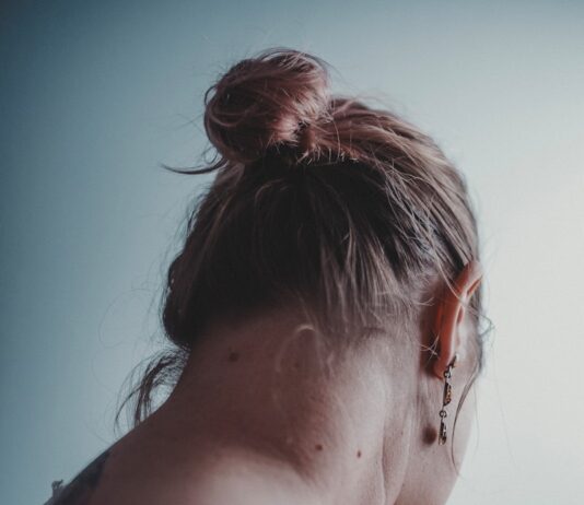 “체형이 무너지는 느낌… 바른 자세만으로도 달라집니다” woman in white shirt with red lipstick