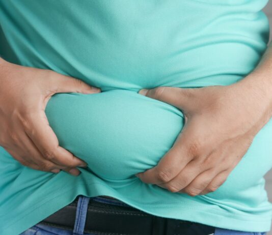 “다이어트 중인데도 뱃살만 안 빠져요”… 복부비만이 유독 끈질긴 이유 a man holding his stomach with his hands