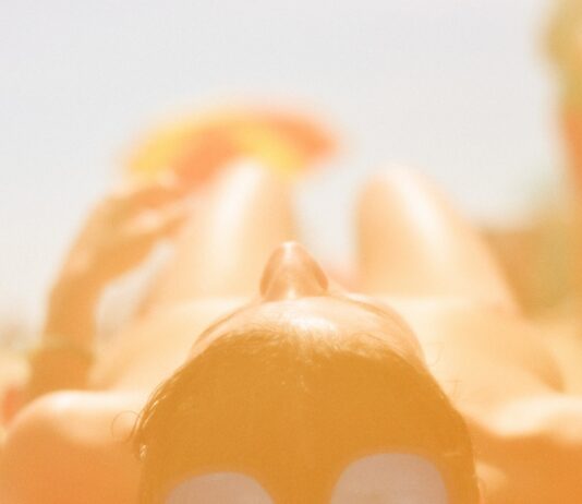 “요즘 따라 유독 입이 마른다?”…단순 갈증이 아닌 ‘체내 열 신호’일 수 있다 yellow rubber duck on white background