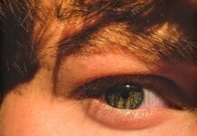 봄철, 햇빛보다 무서운 건 ‘숨은 자외선’… 선크림 전략 다시 세우자 persons eye in close up