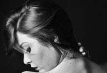 “등에 뾰루지가 나요”… 등드름은 피지보다 ‘마찰과 습기’ 때문입니다 grayscale photo of topless woman