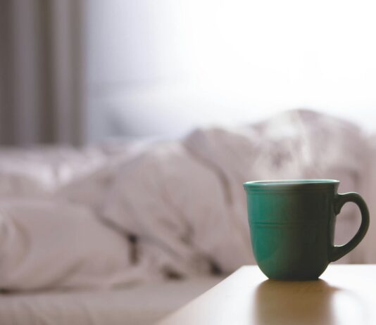 “아무리 자도 피곤한데, 이상하게 밤만 되면 정신이 말짱해진다?”…’지친 몸 vs 깨어있는 뇌’의 불협화음 green ceramic mug on wooden desk