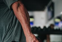 “팔뚝이 내 몸이었는지 몰랐어요”…소매 걷자마자 놀란 팔뚝살, 왜 생길까? man in gray t-shirt and black pants holding black corded headphones