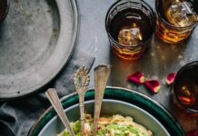 “밥 먹고 바로 졸린 건 왜일까?”… 식곤증, 혈당 롤러코스터가 원인입니다 top view salad with guacamole