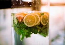 “해독주스? 디톡스? 다이어트에 정말 효과 있을까?”… 과학적으로 따져보자 a glass of water with a lemon slice and a leafy green plant