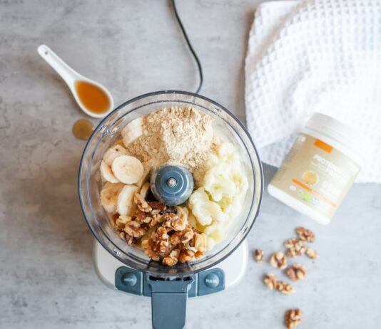 고기 없이도 단백질 충분한 하루 식단 a blender filled with ingredients to make a smoothie