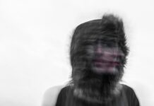 “갑자기 불안하고 가슴이 두근거려요”… 경미한 공황의 징후일 수도 있습니다 Creepy blurred photo of a person's face and a furry hood