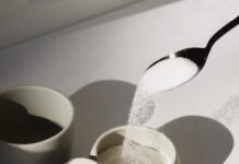 “아침엔 괜찮았는데 왜 오후만 되면 피곤할까?”…낮잠보다 ‘이것’이 먼저다 white ceramic mugs on white table