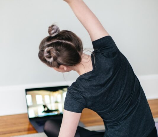 요가, 필라테스 말고 ‘슬로우 스트레칭’… 바쁜 현대인을 위한 심신 회복 루틴 woman in black t-shirt and black pants lying on black yoga mat