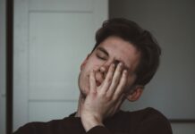 “요즘따라 아무것도 하기 싫어요”…무기력은 게으름이 아닌 ‘에너지 누수’다 man wearing black crew-neck top