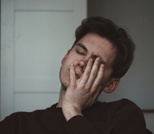 “밥만 먹고 나면 바로 졸음이 밀려옵니다”…식곤증의 진짜 원인은 음식보다 ‘속도’에 있다 man wearing black crew-neck top