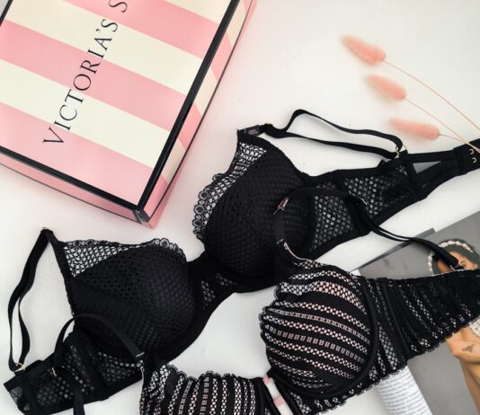 가슴 건강 & 브래지어 없는 생활 실천기 black lace brassiere on white table