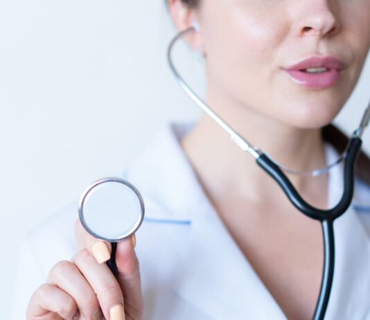 20~30대 건강검진, 어디까지 받아야 할까? a woman in a white shirt holding a stethoscope