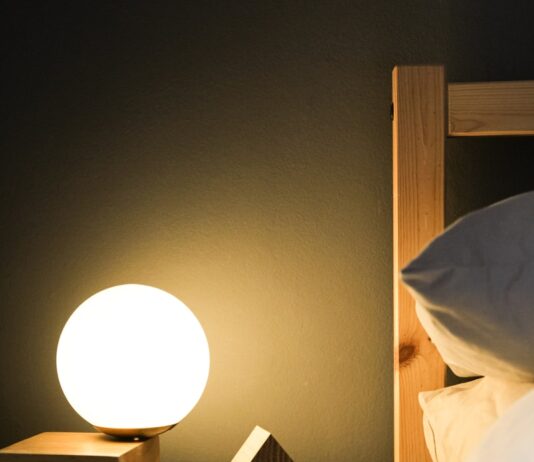 늦게까지 일해도 숙면하는 법 black digital alarm clock at 11 00