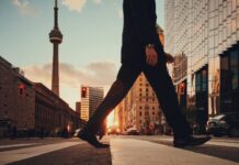 “퇴근 후 30분, 스마트폰 대신 걷기만 해보세요”… 뇌와 몸이 동시에 바뀝니다 man in dress suit outfit walking in front of building