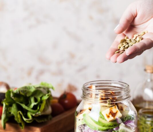 자연식품 위주의 식단, 피부와 체중에 어떤 변화가? person holding brown grains